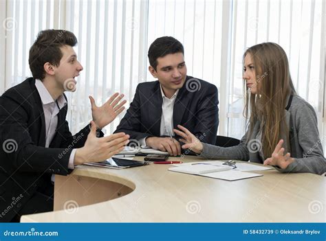 Grupo De Tres Personas Que Tienen Discusión Fotos De Stock Download