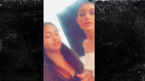 Kylie Jenner met la main dans la culotte de sa soeur Kendall Vidéo