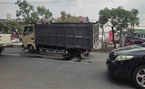 Truk Pecah Ban Tepat Di Tengah Jalan Jalan Hr Subrantas Macet