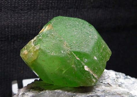 El peridoto es una piedra de luz y belleza Emite calor y energía