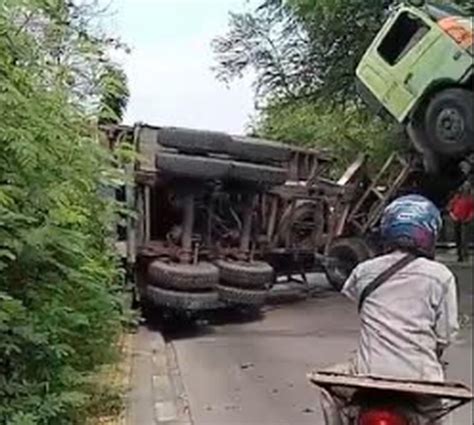 Pengemudi Mobil Yang Tertimpa Truk Kontainer Di Penjaringan Selamat