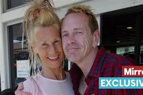 Sex Pistol S John Lydon Breaks Down On Stage While Speaking About Wife