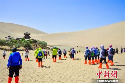 敦煌开启旅游旺季 数万人“五一”畅游鸣沙山央广网