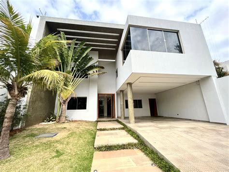 VENDO MODERNA RESIDENCIA EN LOS LAURELES Ref P8CF6C Infocasas Py