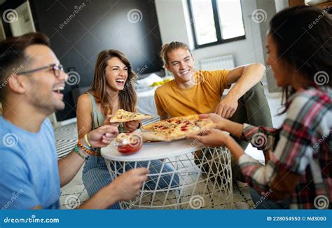 Tijd Doorbrengen Met Vrienden Groep Vrolijke Jongeren Die Samen Pizza