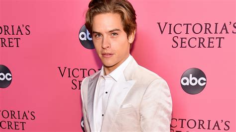 Dylan Sprouse Confiesa Que Su Primer Beso Fue Con Selena Gomez Glamour