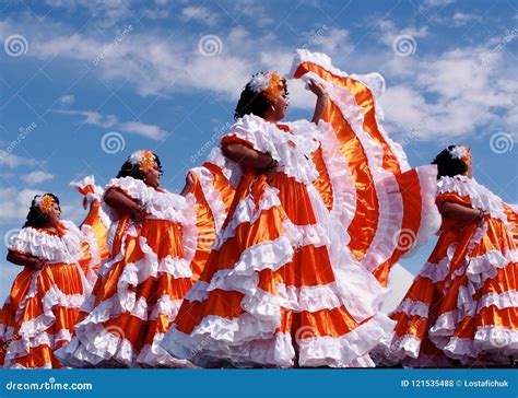 Team Of Central American Dancers En El Festival De La Herencia Del ` S