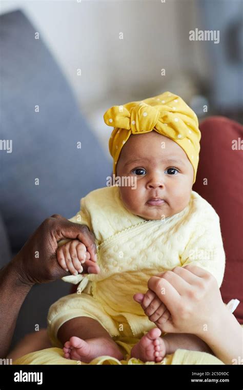 Retrato De Una Linda Niña Mirando La Cámara Y Jugando Con Sus Padres En