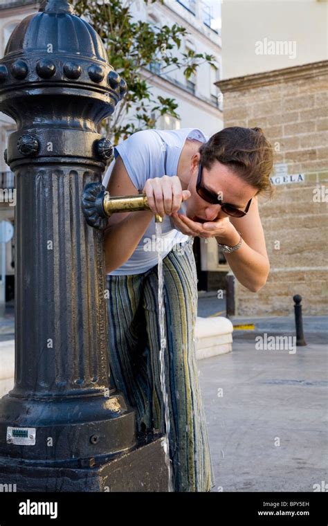 Personne Qui Boit De L Eau De La Fontaine De La Rue Banque De