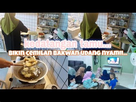 Keseharian Irt Di Rumah Sederhana Minimalis Ii Masak Bakwan Udang Untuk