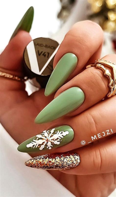 The 39 Prettiest Christmas Holiday Nails Green And Glitter Festive