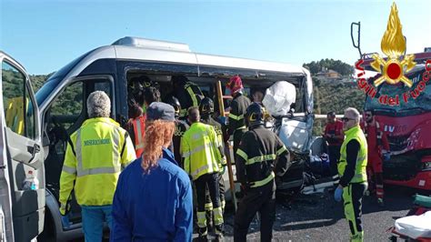 Tragedia Sull A Scontro Tra Bisarca E Pullmino Turistico Un Morto E