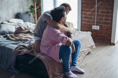 Pareja gay en casa momentos íntimos de la vida privada Parejas homosexuales 2023