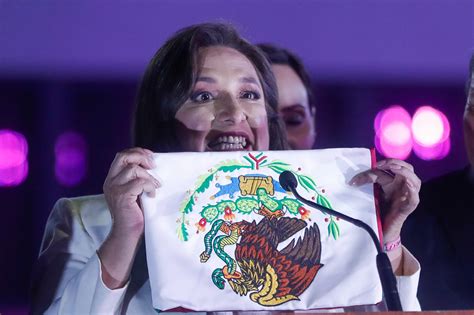 Xóchitl Gálvez Explica Por Qué Mostró La Bandera De México De Cabeza