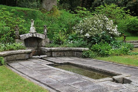 Le parc du manoir de Penhoat à Plounéour Ménez 29 Arrosoirs et