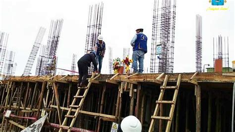 Labores de techado en la obra de edificación de un nuevo pabellón