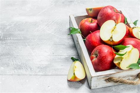 Manzanas Rojas Frescas En Una Caja De Madera Foto Premium