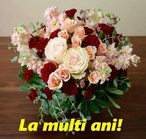 A Bouquet Of Flowers With The Words La Muti Ann Written In Spanish Above It