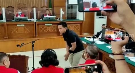 Jelang Sidang Lanjutan Bharada E Berlutut Kepada Orang Tua Brigadir J