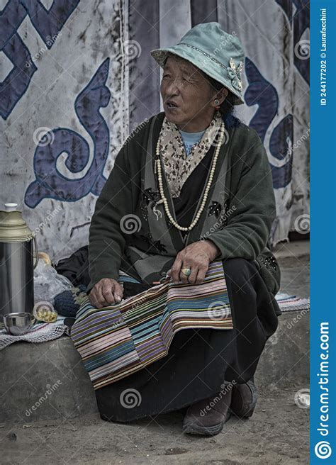 Peregrino Tibetano No Mosteiro Ganden Localizado No Topo Da Montanha