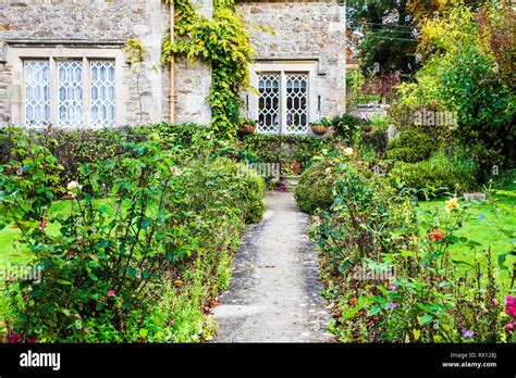 The Front Garden Of A Stone Cottage In The Cotswolds England Stock