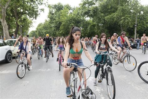 Paseo Desnudo De La Bici Del 8vo Mundo Imagen De Archivo Editorial