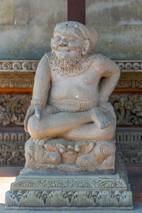 Estatua Sonriente Del Hombre En El Templo De Batuan Ubud Bali