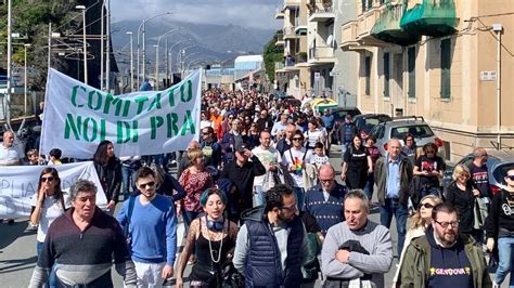 Genova La Manifestazione Dei Comitati Del Ponente Contro L Espansione