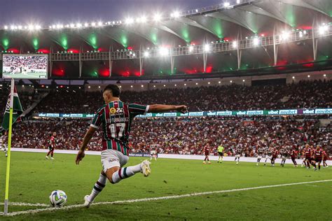 Leo Fernandez anima torcida do Fluminense após estreia