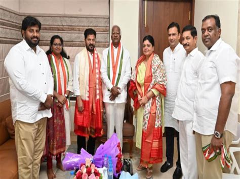 Shock To Brs Another Leader Srihari Left The Party Joined Congress