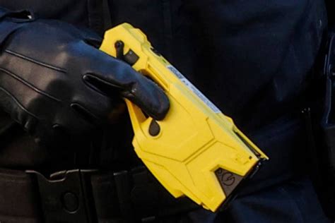 Colpita Da Taser Nulla Da Fare Per 95enne Guai Per Il Poliziotto