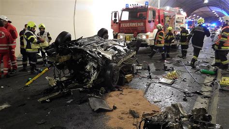 Unfall In Der Stmk Auto Zerschellt An Tunnelwand Lenker 47 Tot