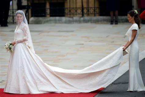 Kate Middleton and Princess Diana's Wedding Dresses Both Had 1 Touching ...