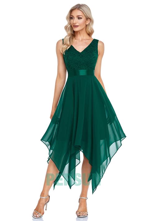 Robe de soirée mi longue verte à haut guipure jupe fantaisie