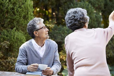 幸福快乐的老年人在院子里的生活高清图片下载 正版图片502144624 摄图网