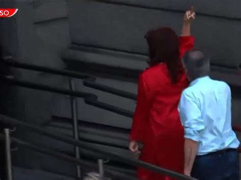 Cristina Kirchner hizo fuck you al ingresar al Congreso y el grosero gesto levantó polémica