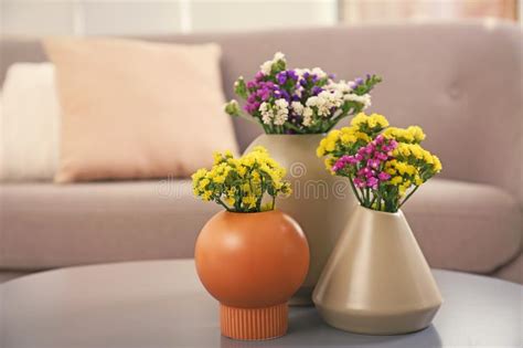 Flores Bonitas Em Uns Vasos Como O Elemento Do Design De Interiores