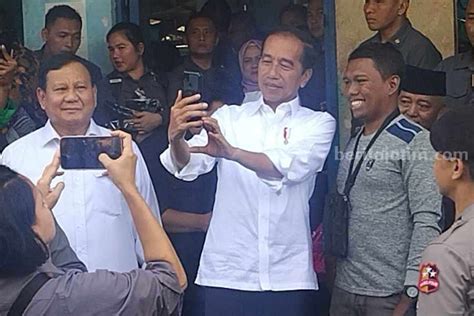 Pedagang Malang Girang Dapat Kaos Dan Foto Bareng Jokowi