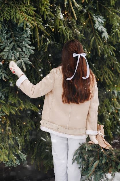 Una Chica Con El Pelo Largo Se Encuentra De Espaldas En Un Bosque De