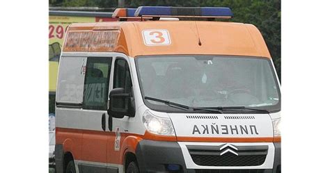 Лек автомобил се заби челно в автобус: 2-ма загинали