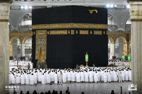 Jamaah Merapatkan Shaf, Momen Sholat Pertama di Masjidil Haram tanpa Jaga Jarak | Republika Online