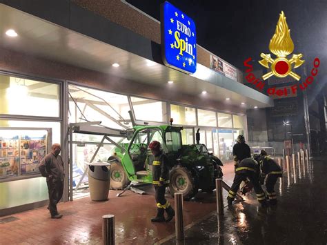 Con Un Trattore Sfondano La Vetrina Di Un Market Ma Il Colpo Fallisce