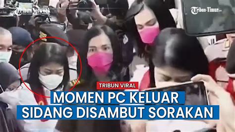 Momen Putri Candrawathi Disoraki Saat Keluar Sidang Dan Diberondong