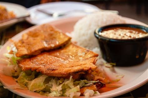 Sándwich de jibarito con arroz blanco y frijoles en el lado comida