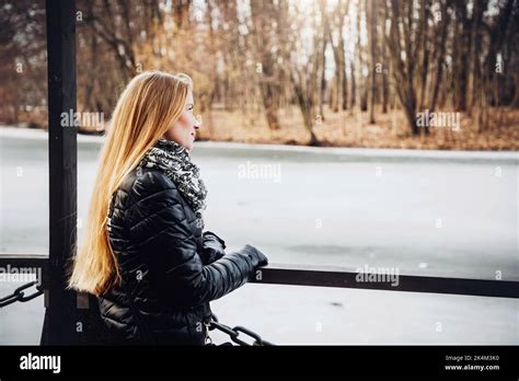 Pretty blonde girl wearing black Banque de photographies et dimages à haute résolution Alamy
