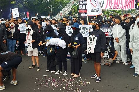 Peringatan 40 Hari Tragedi Kanjuruhan Ribuan Aremania Beserta Elemen