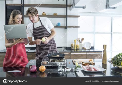 Pareja Encanta Divertirse Mientras Cocinan Juntos Una Comida Spice