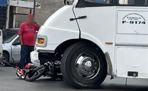 Camión urbano arrolla a un motociclista en Los Mochis