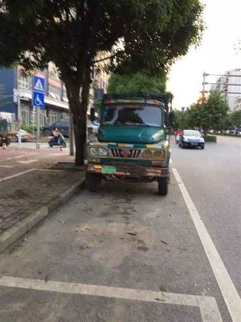 南寧這地違停車輛太猖狂！長期霸佔免費公共停車位，如何監管？ 每日頭條