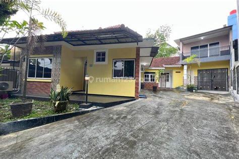 Rumah Mewah Dengan Pemandangan Pegunungan Lingkungan Yang Asri Dan